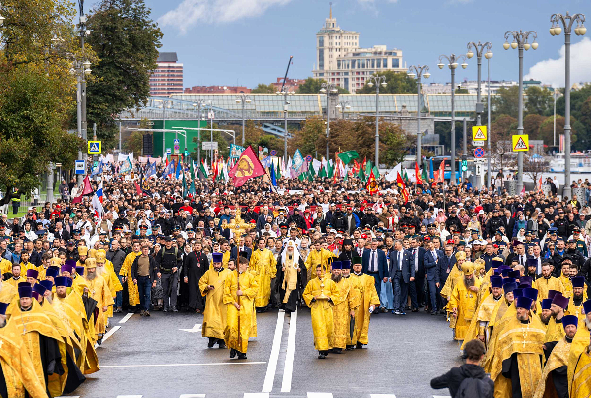 Святейший Патриарх Кирилл возглавил Общемосковский крестный ход